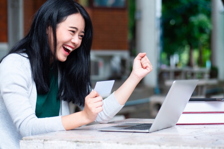 Việc xác định rõ độ tuổi được phép vay tiền giúp bạn tiếp cận các sản phẩm vay một cách an toàn, hợp pháp.