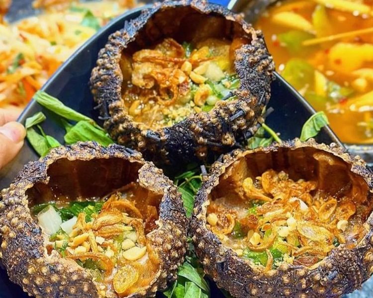 Thưởng thức hải sản tươi sống và món ăn địa phương
