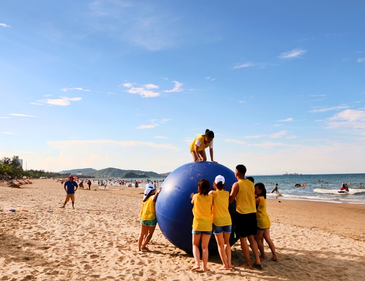 tổ chức teambuilding trên bờ biển