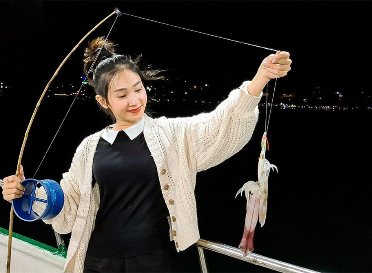 câu mực đêm cùng ngư dân