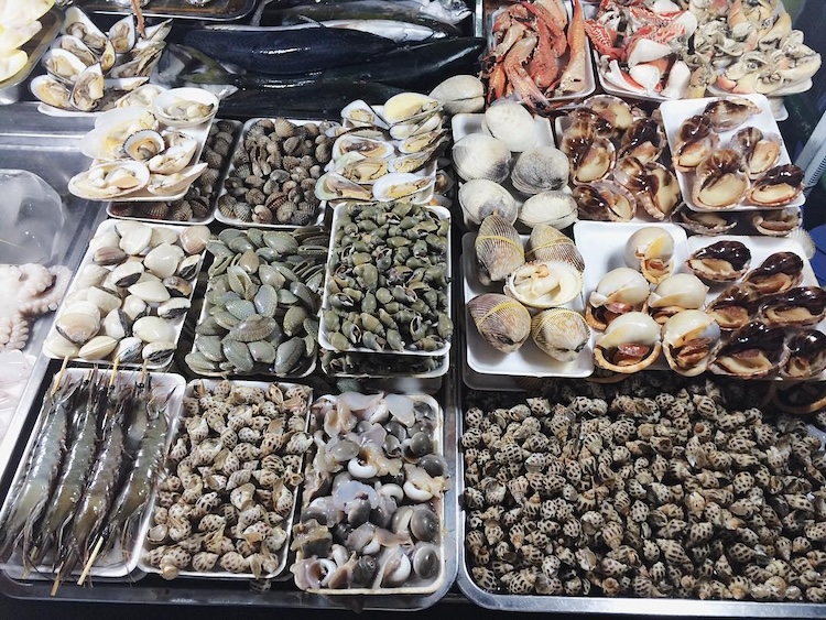 Thưởng thức hải sản tươi ngon tại bãi biển