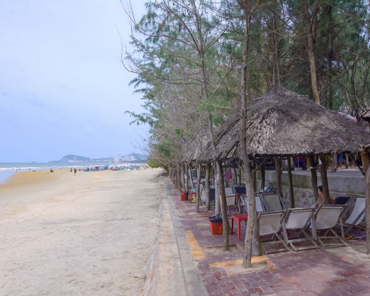 Bãi biển Long Cung