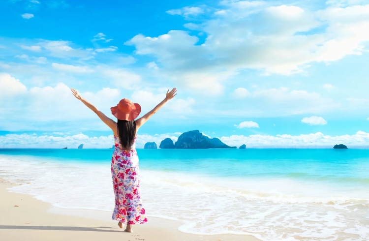 Dạo biển và check-in lung linh trên bãi biển đầy nắng 