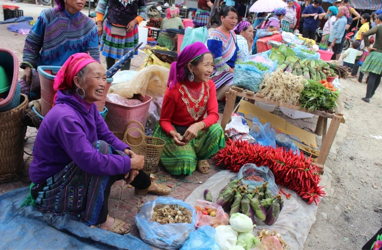 Chợ phiên Bản Liền