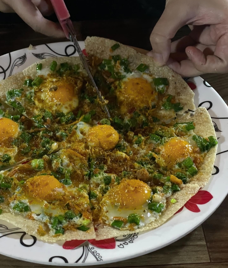 Bánh tráng nướng lòng đào Cô Hạnh