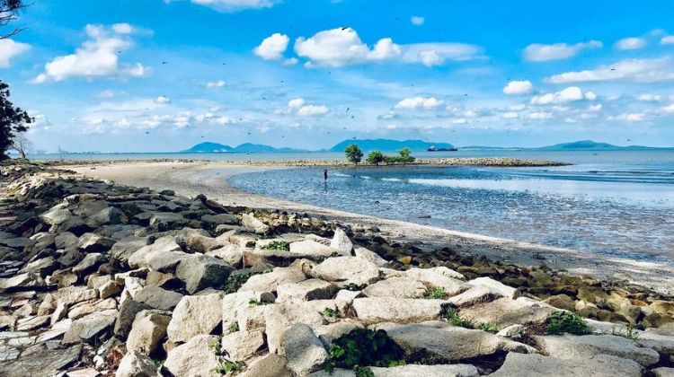 Biển Cần Giờ - bờ kè và bãi đá