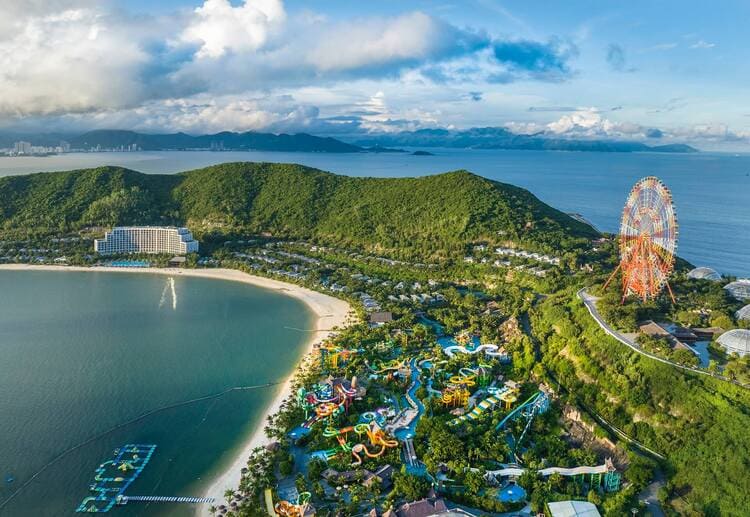 Vì sao du khách lại lựa chọn biển Nha Trang là điểm đến mỗi dịp hè