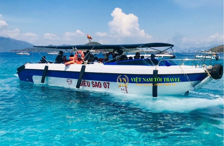 Đi cano tham quan đảo