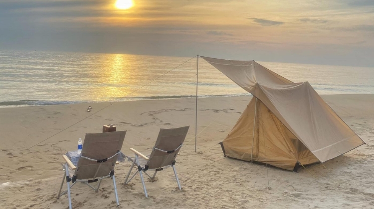 Cắm trại trên bãi biển hoang sơ