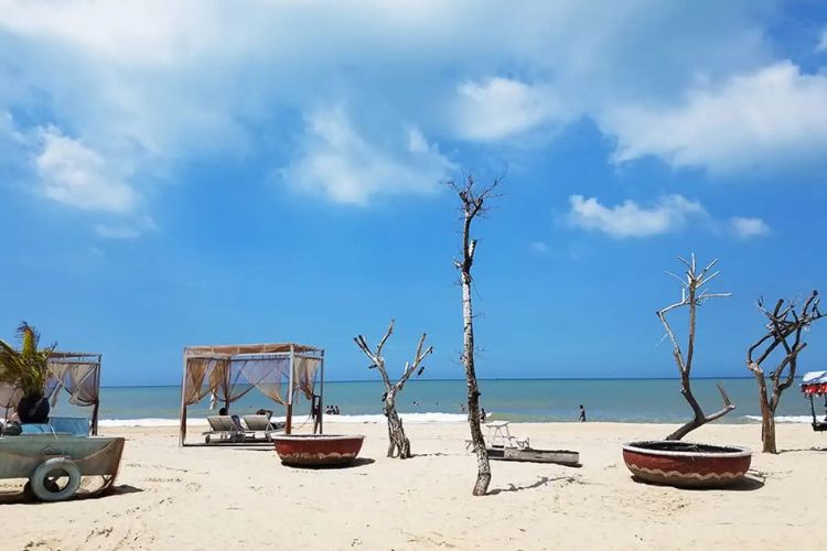Biển Cam Bình (La Gi)