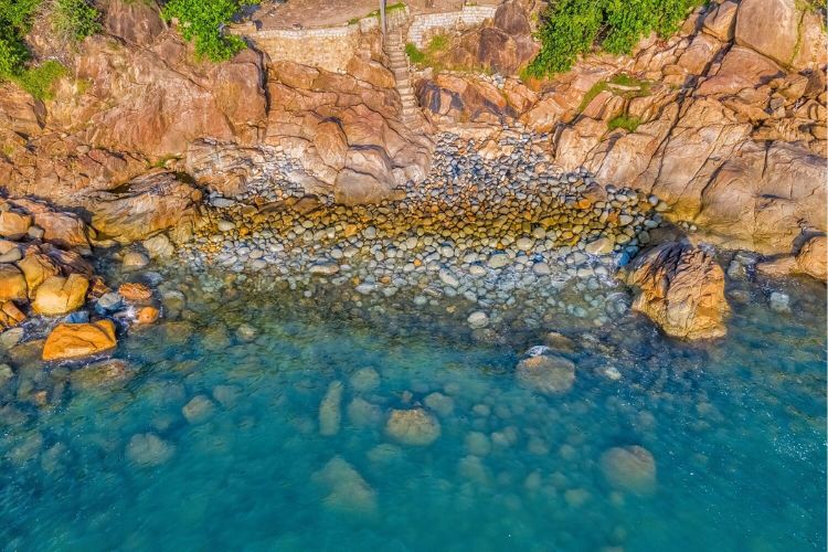 Bãi tắm Hoàng Hậu – Bãi đá trứng độc lạ có một không hai