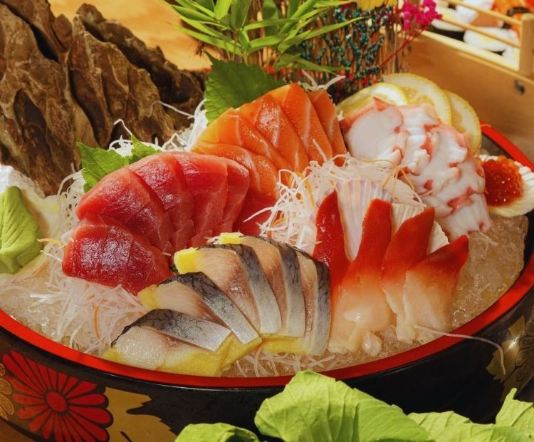 Gác Lửng Sushi & Hotpot Phan Xích Long