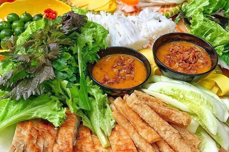 Thả ga ăn nem nướng, bún đậu tại quán Buffet 79k (Nguồn: Internet)