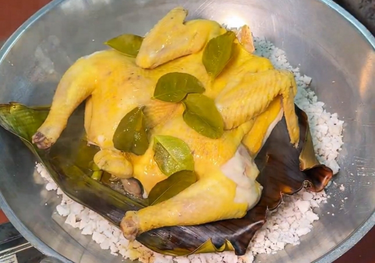 Gà hấp muối hột
