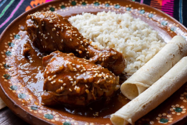 Gà sốt Mole kiểu Mexico