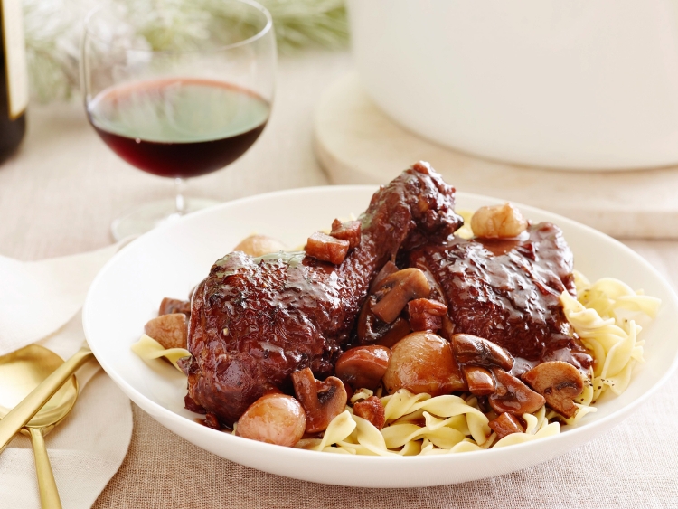 Gà hầm rượu vang kiểu Pháp (Coq au Vin)
