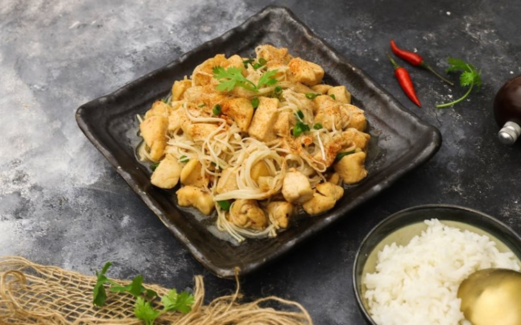 Gà xào nấm kim châm