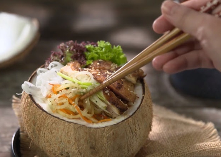 Gỏi gà nướng trái dừa