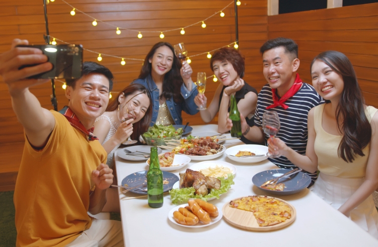 Góp chung chi phí khi tụ tập bạn bè hoặc họ hàng