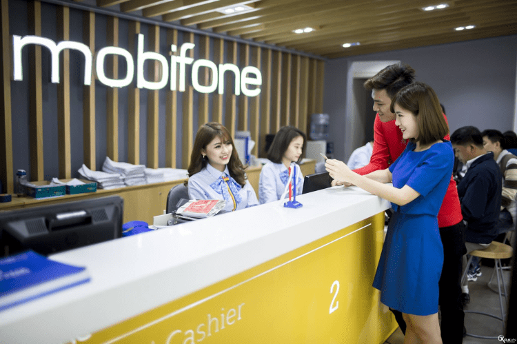 Đến quầy giao dịch MobiFone để đăng ký SIM chính chủ 