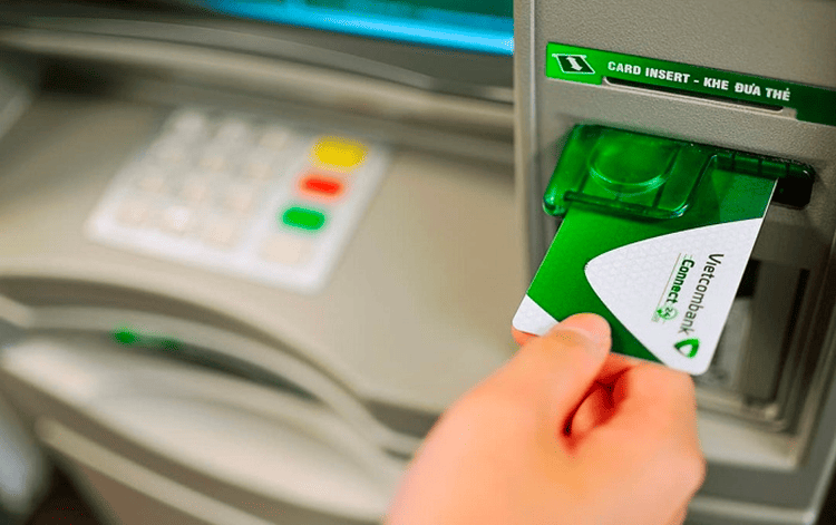 Nạp thẻ điện thoại cho thuê bao khác qua ATM Vietcombank
