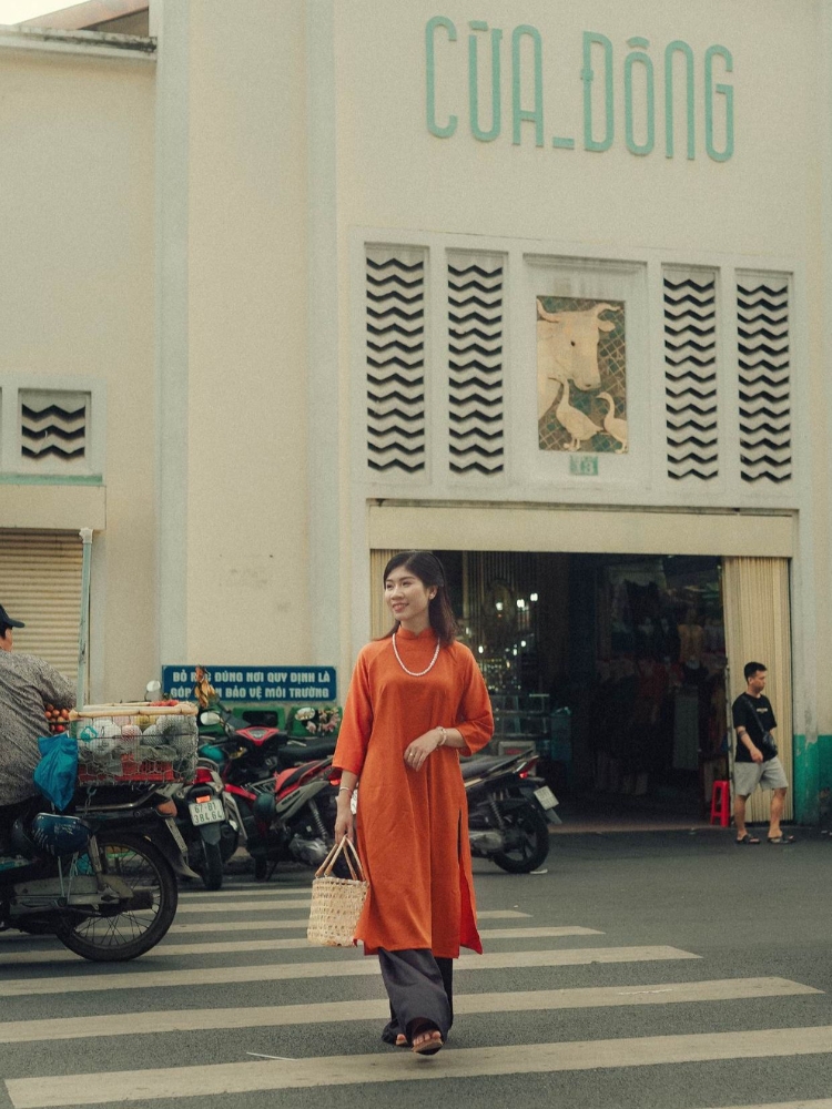 Tạo dáng chụp áo dài Tết theo concept đi chợ xuân