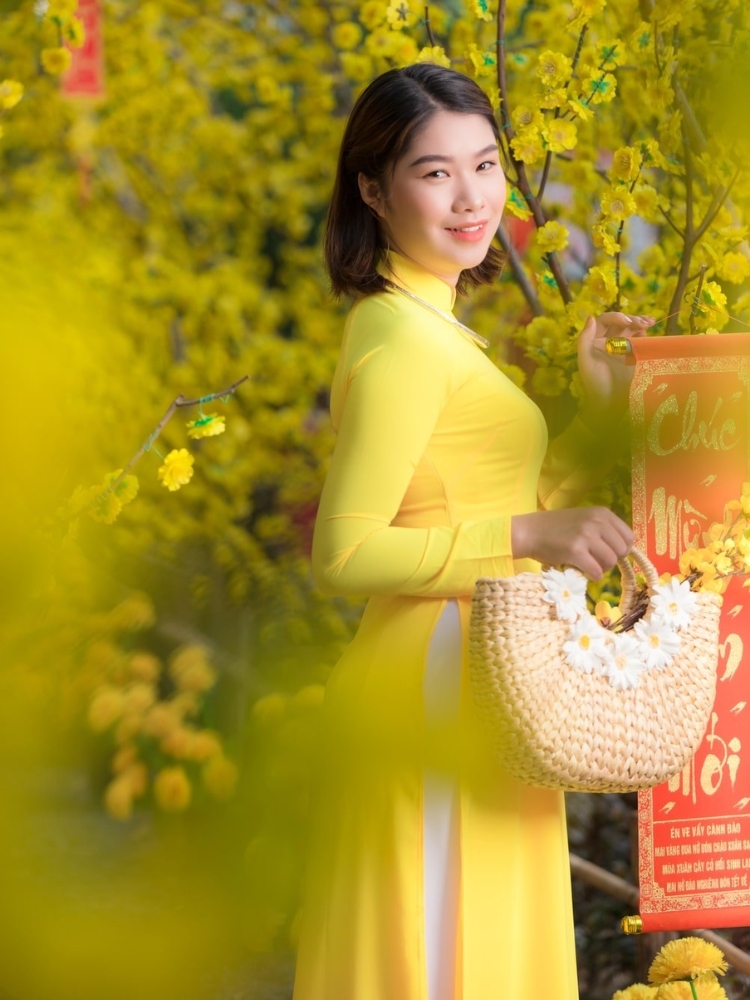 Tạo dáng chụp áo dài Tết với hoa mai