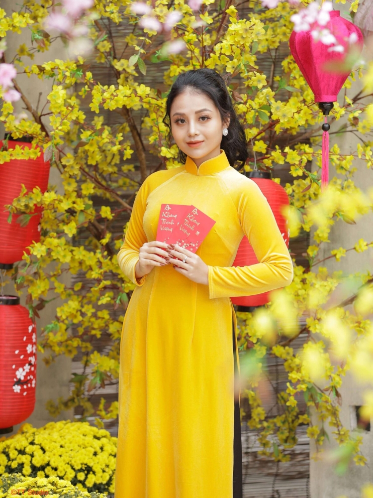 Tạo dáng chụp ảnh áo dài Tết với bao lì xì