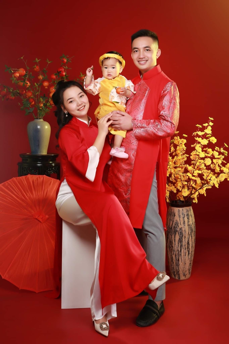 Tạo dáng chụp áo dài Tết cùng gia đình