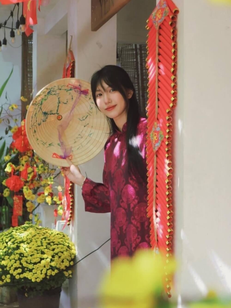 Tạo dáng chụp áo dài Tết với nón lá