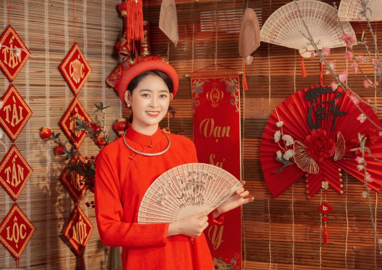 Tạo dáng chụp ảnh áo dài Tết cùng quạt tròn / quạt gấp