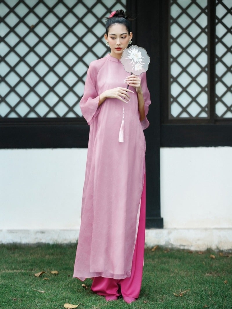 Tạo dáng chụp ảnh áo dài Tết cùng quạt tròn / quạt gấp