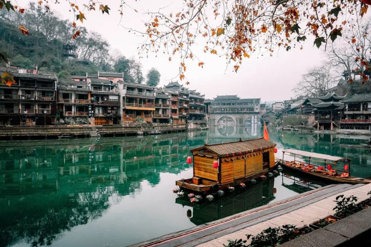 Phượng Hoàng Cổ Trấn