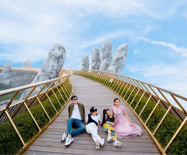Chụp hình sống ảo ở Cầu Vàng Đà Nẵng