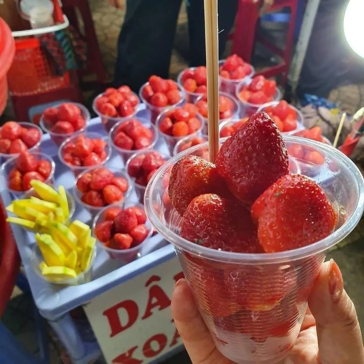 Trái cây lắc ở chợ đêm Đà Lạt