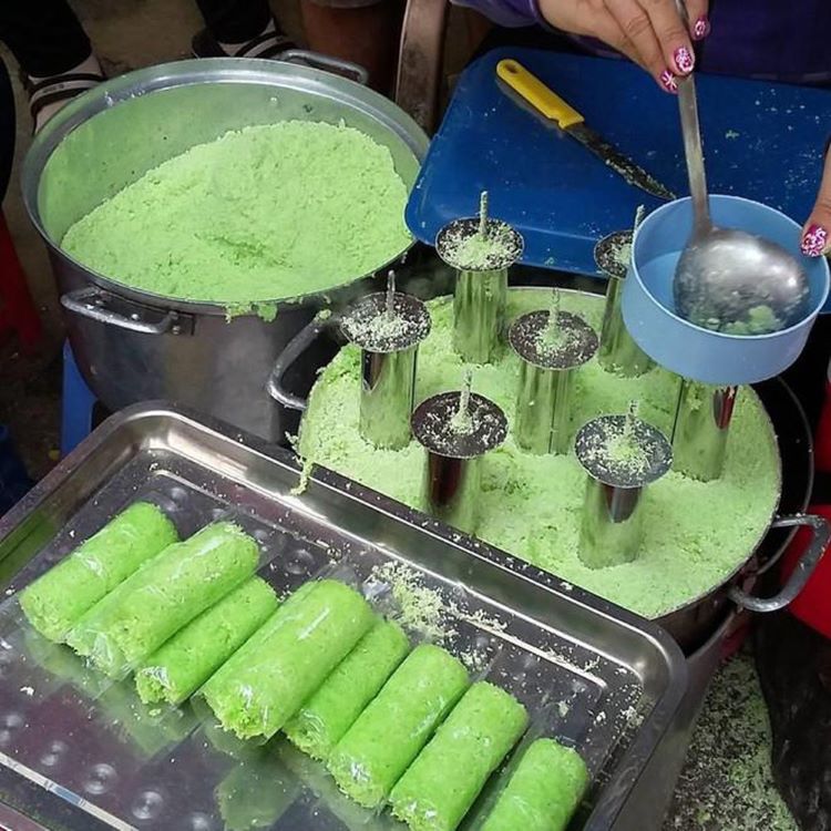 Bánh ống bảy màu ở chợ đêm Đà Lạt