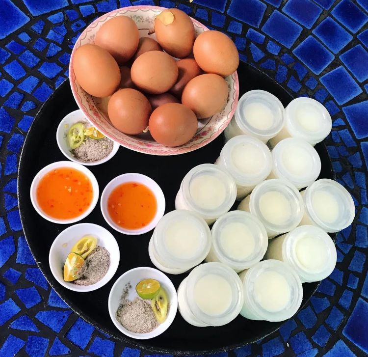 Yaourt và trứng gà lòng đào