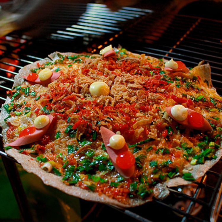 Bánh tráng nướng giòn rụm thơm lừng mùi mỡ hành