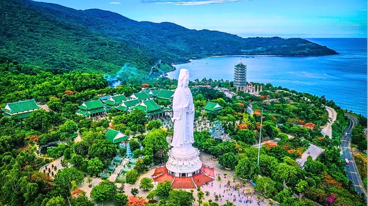 Tượng Phật Quan Âm cao 67 mét