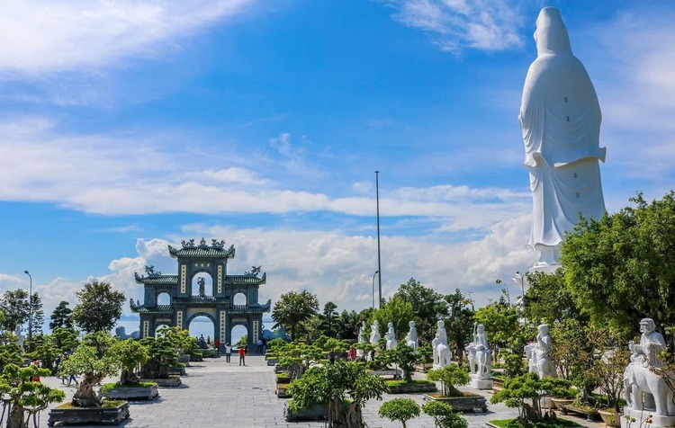 Chùa Linh Ứng Sơn Trà với phong cảnh hữu tình