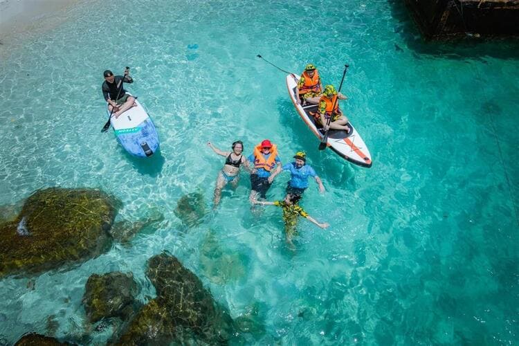 Chèo SUP trên biển xanh ngọc