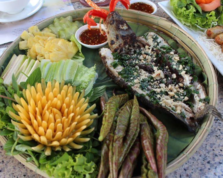 Cá lóc nướng trui cuốn lá sen non