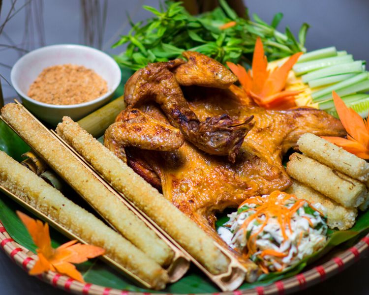 Gà nướng cơm lam