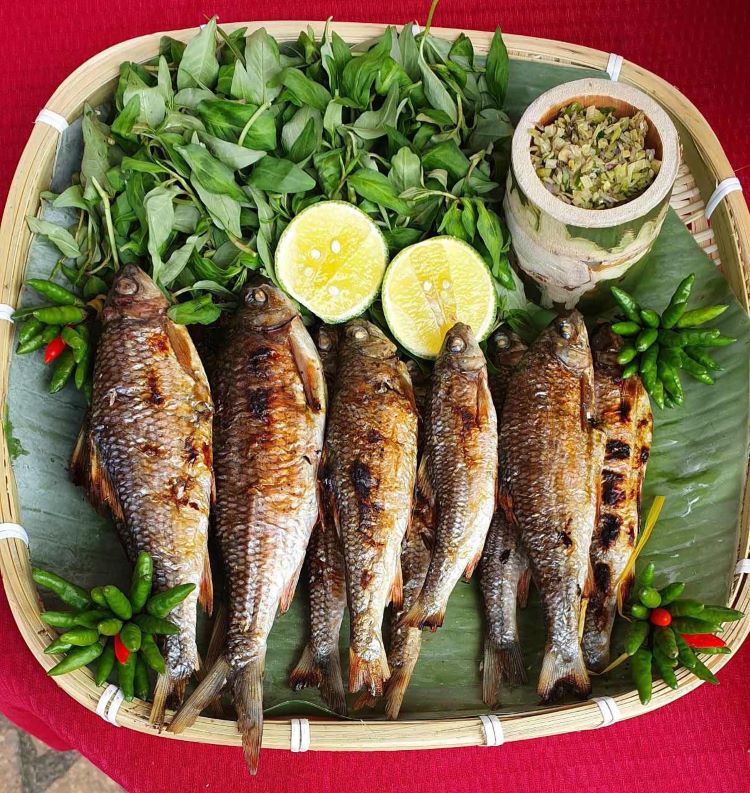 Cá niên nướng chấm muối ớt