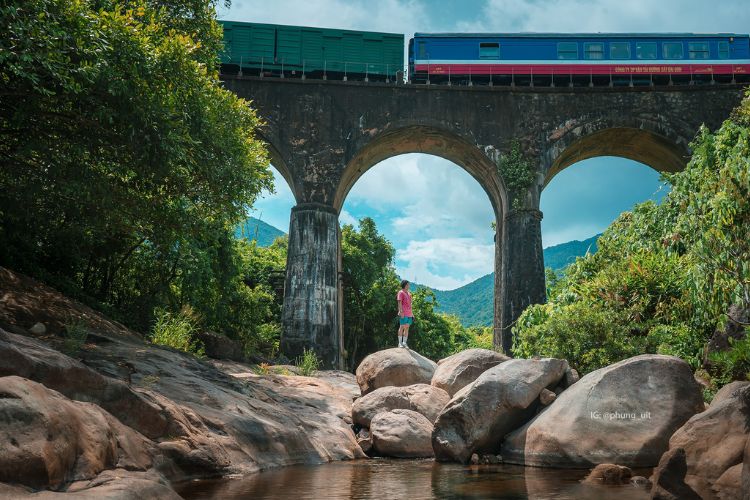 Check-in “Cây cô đơn” và đường tàu hỏa huyền thoại
