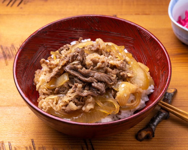 Donburi cơm tô đầy đặn