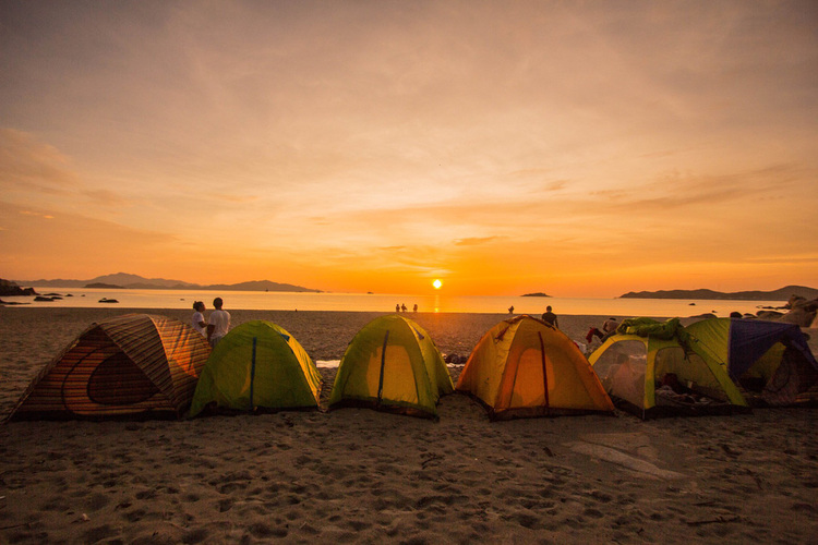 Cắm trại và ngắm cảnh biển