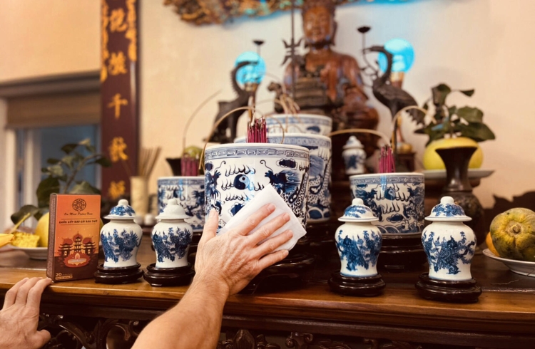 Lau chùi bàn thờ gia tiên kỹ lưỡng