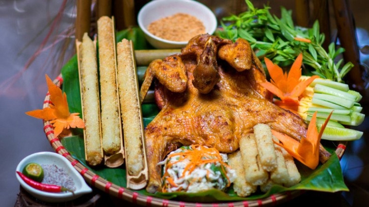 Cơm lam, gà nướng