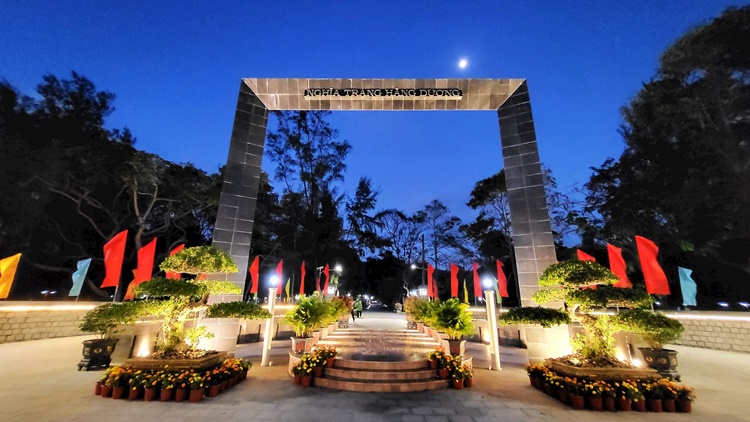 Nghĩa trang Hàng Dương - thăm mộ chị Võ Thị Sáu